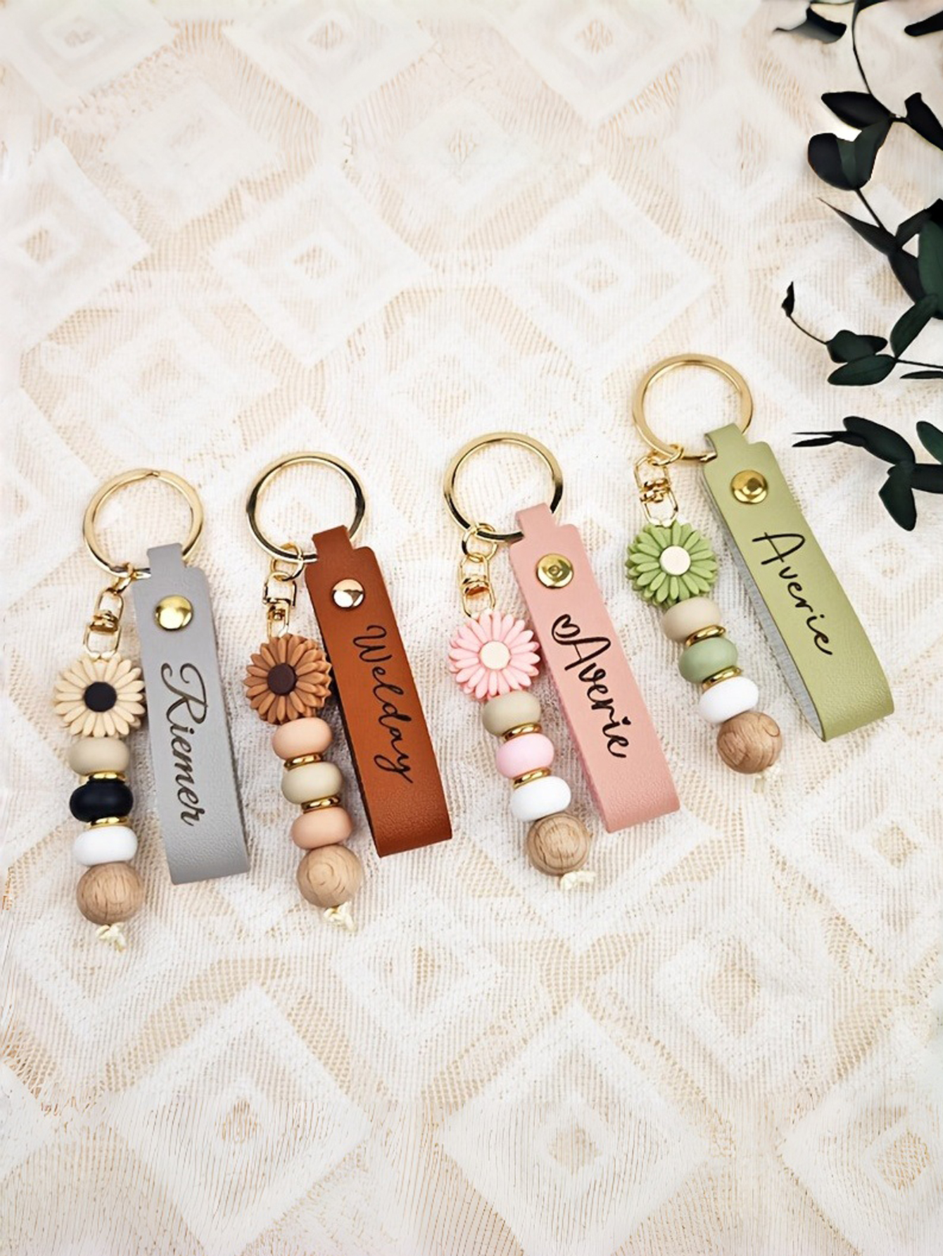 Customizable Daisy Beaded Keychain, an Elegant Gift for Women